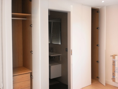 armario empotrado a medida en donostia. trabajo de carpinteria: armario y puerta de acceso al baño. armario lacado