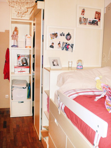 mueble a medida para dormitorio infantil. vista de la zona de vestidor con la decoración