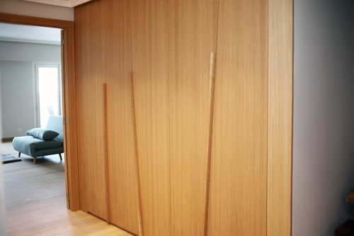 armario a medida con puertas inclinadas en entrada de piso en donostia