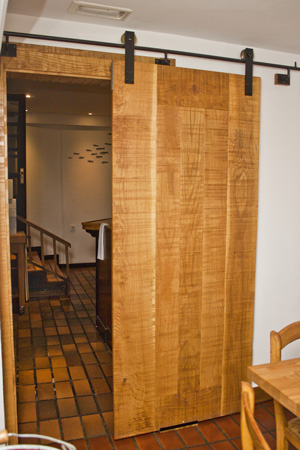 trabajos de carpintería en donostia: puertas de madera a medida para restaurante